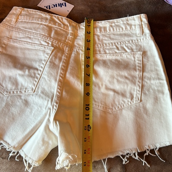 New white shorts - Picture 5 of 7